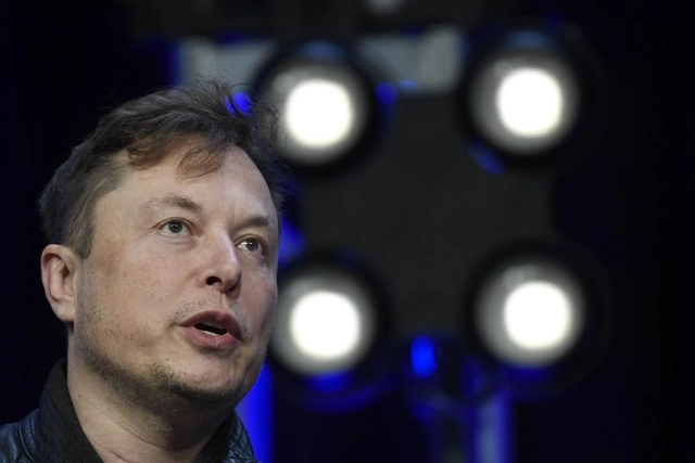 Elon Musk amenazó con sacar la fábrica y la sede de Tesla de California en una disputa creciente con funcionarios locales por la reapertura de una de sus plantas. Foto Ap