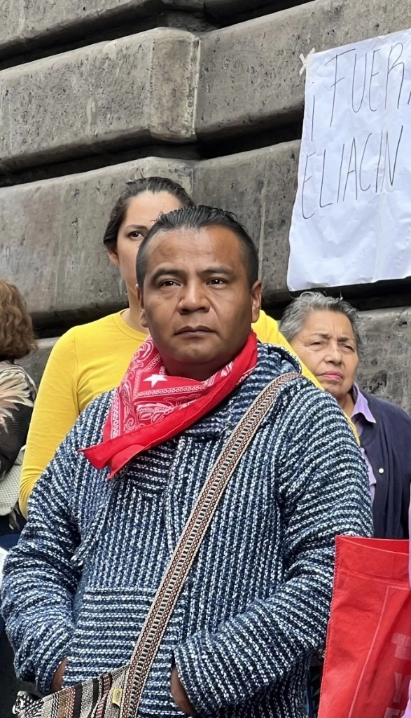 El luchador social Jorge Velázquez exigió la intervención del gobernador de Morelos, Cuauhtémoc Blanco, para que frene el proceso de rescisión de contrato en su contra como maestro en dos primarias de Morelos, lo que atribuye a represalias por su activismo. Foto Rubicela Morelos 