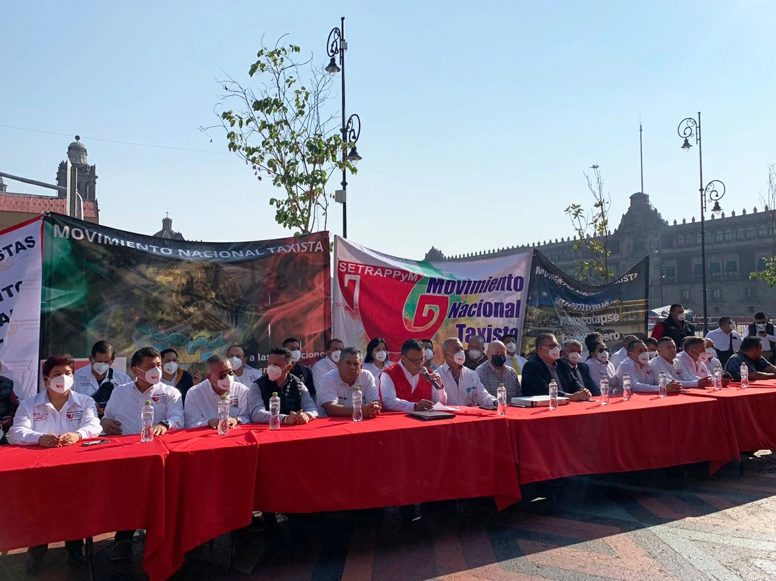 “Nos han orillado a que el día de hoy la protesta abarque todo el aeropuerto ambas terminales y será hasta que recibamos respuesta”, señaló Ignacio Rodríguez, en conferencia de prensa en el Zócalo, el 24 de mayo de 2022. Foto Alfredo Domínguez
