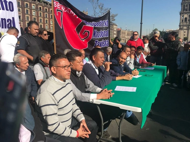 La dirigencia del FAT sostuvo su ánimo de movilizarse el próximo miércoles a las 7 de la mañana, en demanda de un aumento de dos pesos a las tarifas del transporte de autobuses y microbuses. Foto Bertha Teresa Ramírez