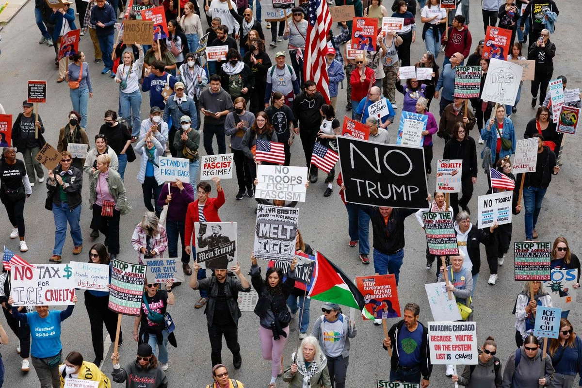 Personas participan en una manifestación contra el despliegue previsto de la Guardia Nacional en Chicago el 6 de septiembre de 2025. Foto