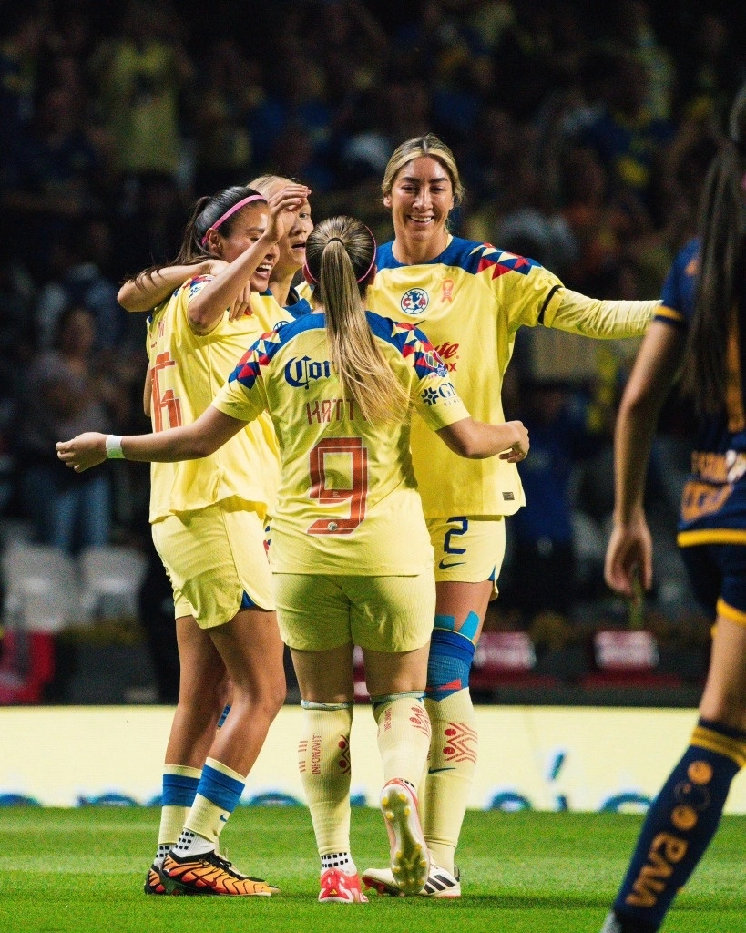 Jugadoras de América Femenil festejan al término del encuentro. Foto tomada de la cuenta de X @AmericaFemenil