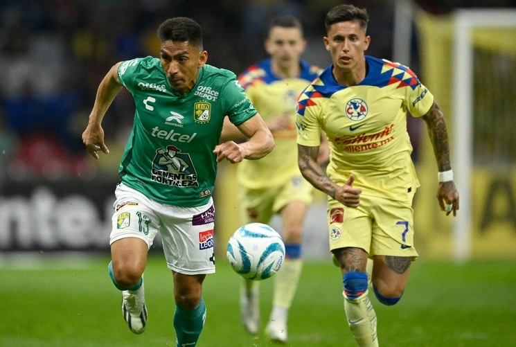 Brian Rodríguez del América y Angel Mena del León disputan el esférico. Foto Afp