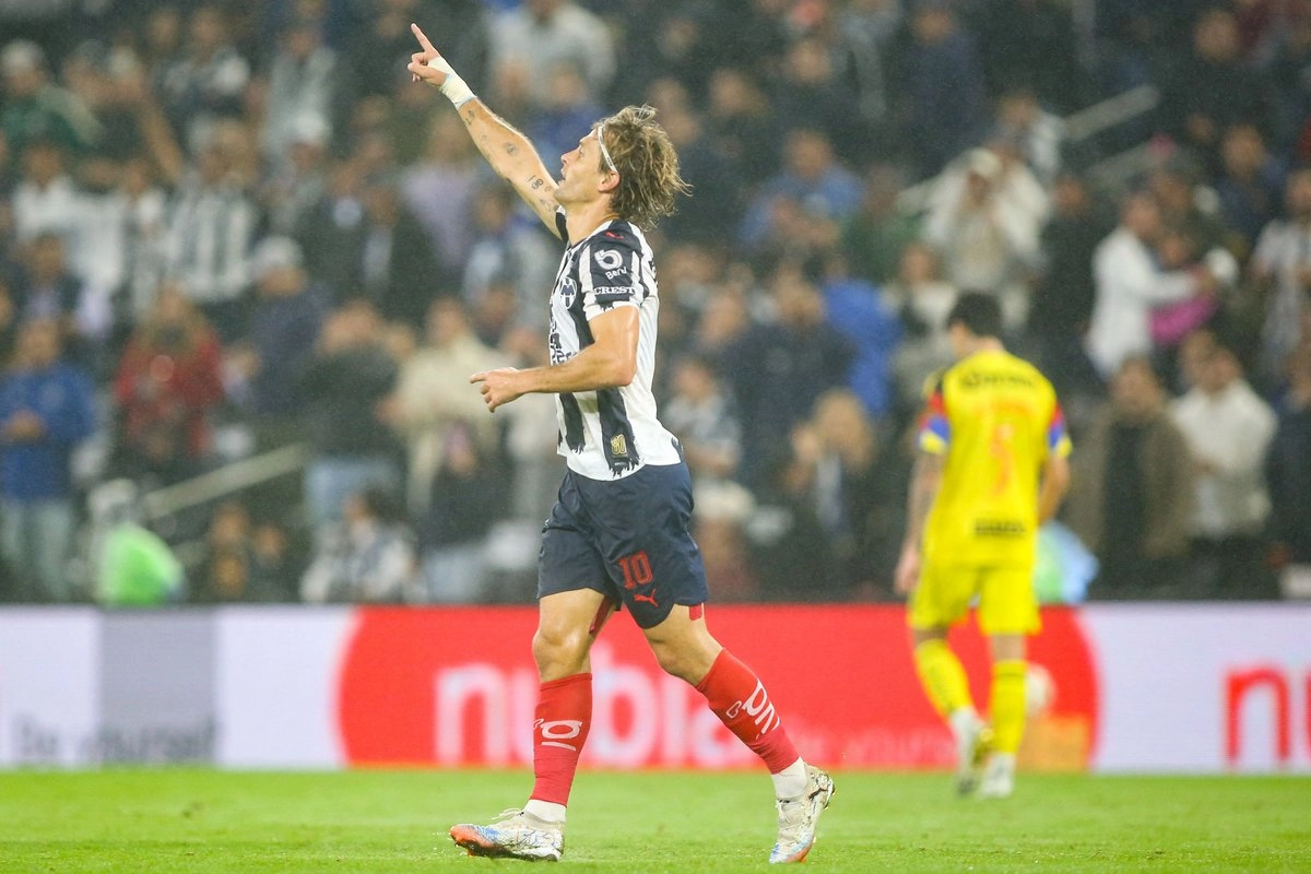 Cuando parecía que ambos equipos se irían al descanso sin anotaciones, Sergio Canales adelantó (1-0) a los Rayados con un soberbio zurdazo desde fuera del área. Foto