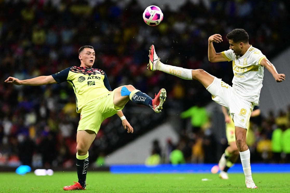 Una de las jugadas del encuentro celebrado en el estadio Azteca. Foto Afp