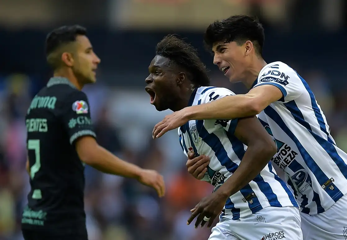 Jugadores del Pachuca se impusieron en la cancha de los azulcremas. Foto Afp