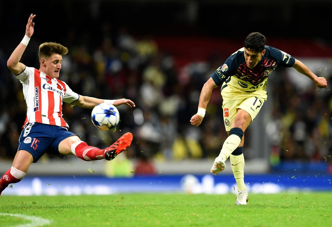 Una de las jugadas del encuentro. Foto Afp