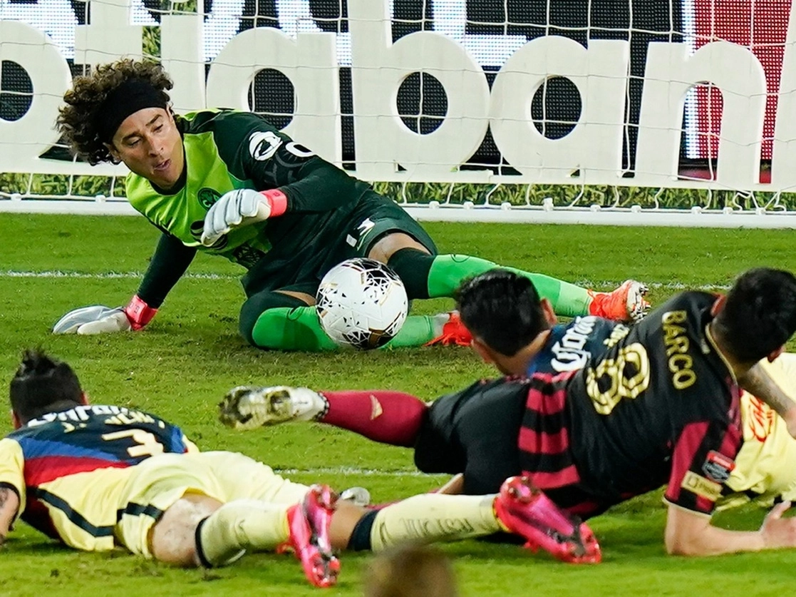 Las Águilas perdieron 1-0 ayer ante el cuadro estadunidense, en un partido donde el portero Guillermo Ochoa impidió un marcador más abultado. Foto Ap