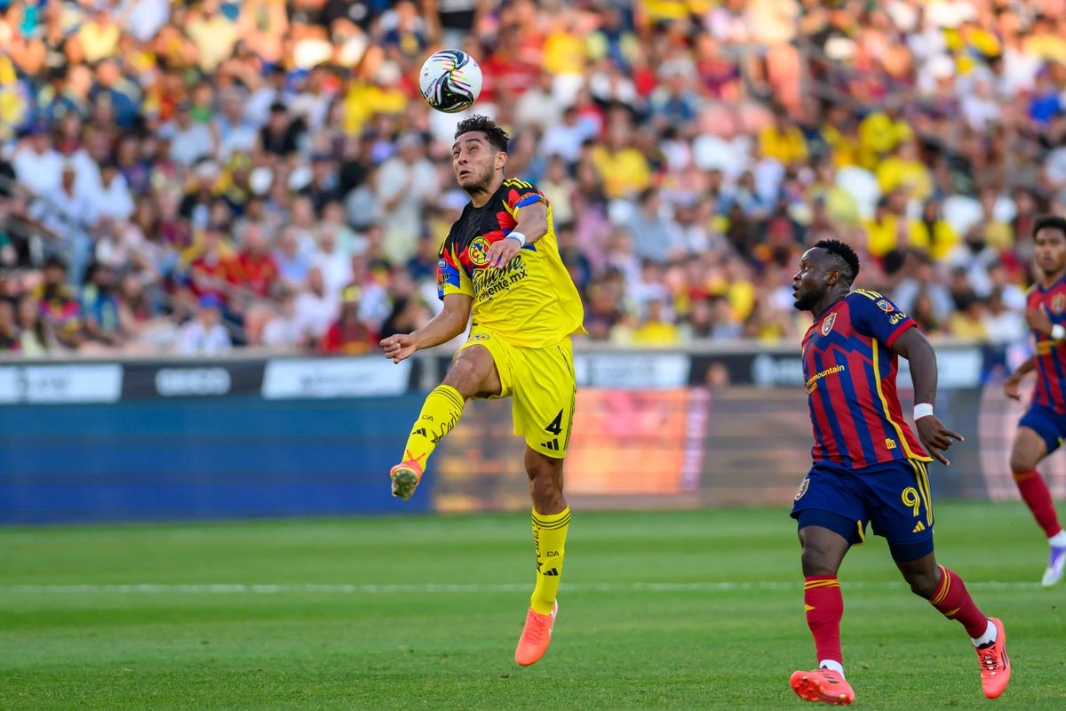 El defensa del Club América, Sebastián Cáceres (4), le quita el balón de cabeza al delantero del Real Salt Lake, William Agada (9), durante un partido de la Leagues Cup, el 30 de julio de 2025, en Sandy, Utah. Foto