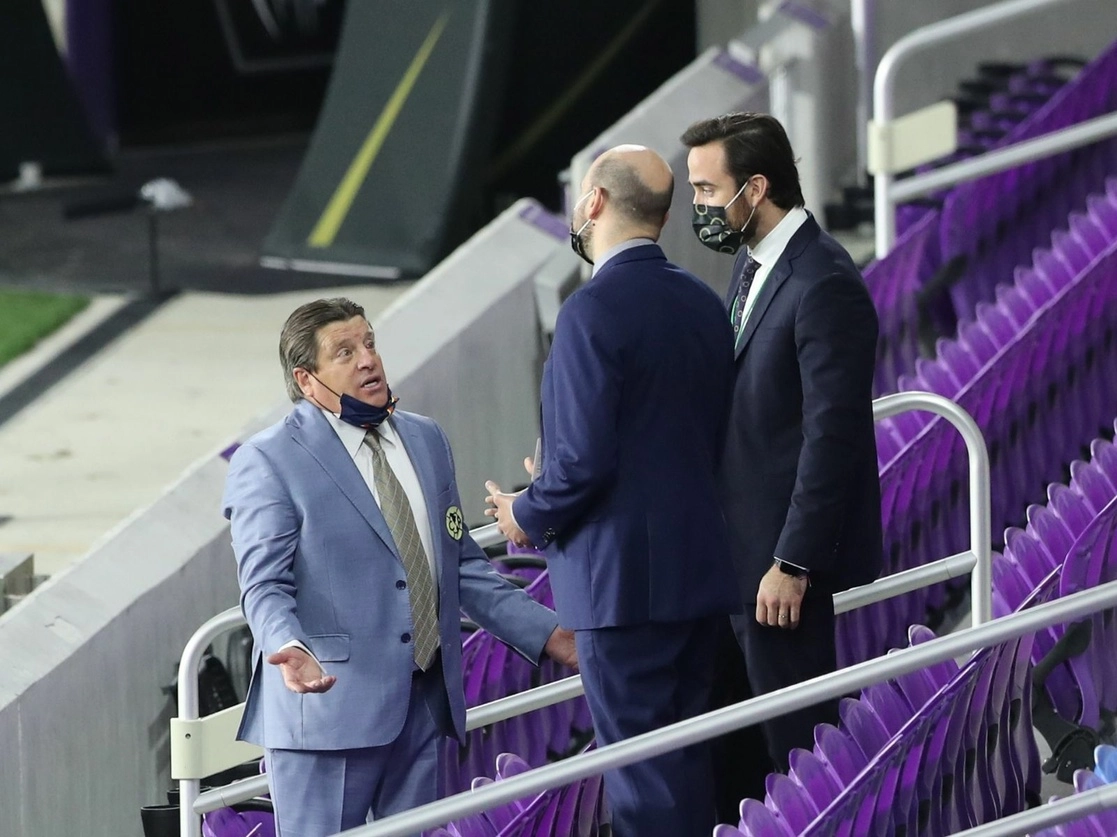 Miguel Herrera, en las gradas del estadio Exploria, en Orlando, Florida, tras ser expulsado en la semifinal de ‘Concachampions’ entre América y Los Ángeles FC. Foto Afp