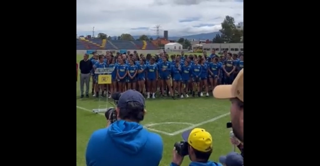 Las jugadoras del equipo junto a directivos estuvieron presentes en la colocación de la primera piedra. Foto América Femenil