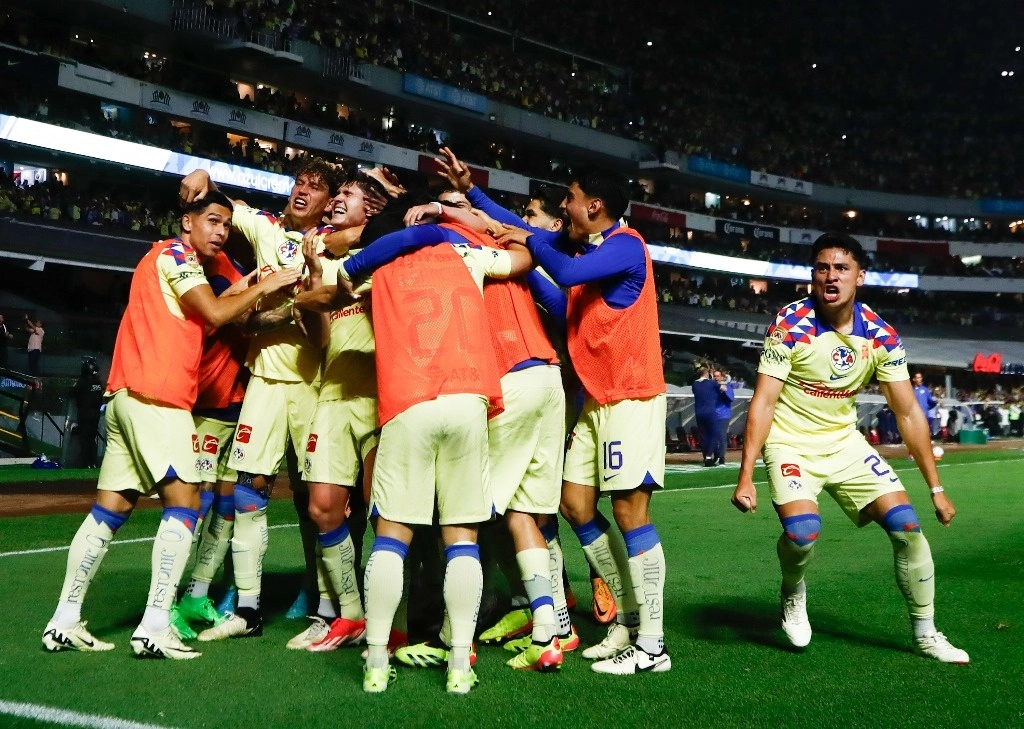 Los jugadores del América abrazan a Israel Reyes, que marcó el gol del triunfo en la vuelta de las semifinales de la Liga Mx ante Chivas. Foto Víctor Camacho.
