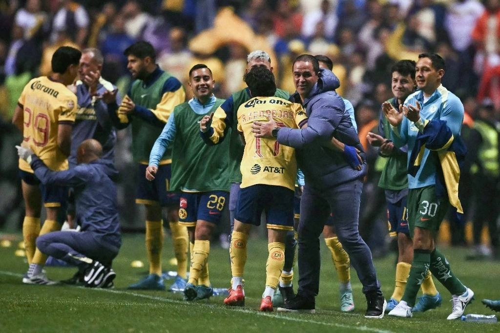 El técnico americanista André Jardine felicita a Alejandro Zendejas, quien marcó el gol de la victoria ayer en el estadio Cuauhtémoc. Foto Afp