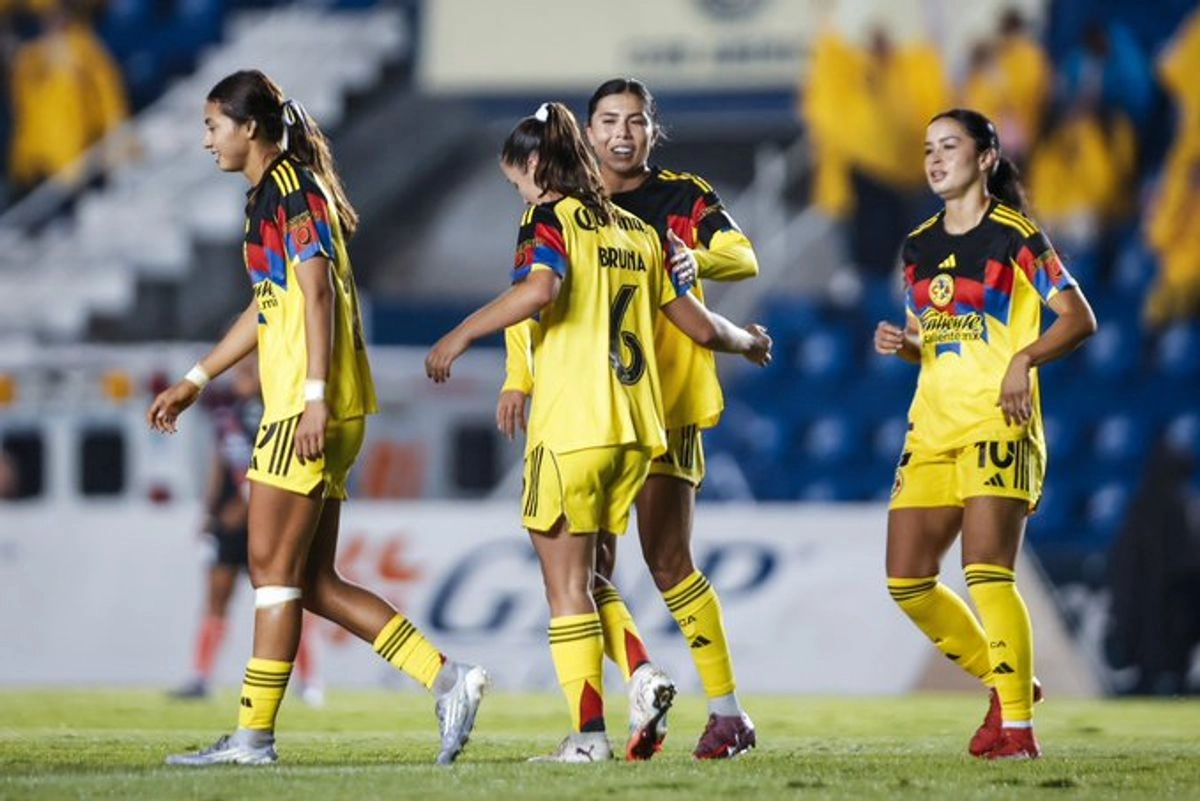 La española Bruna Vilamala, ex futbolista del Barcelona, abrió el marcador al minuto 6 con un remate de cabeza en el área chica que resultó inatajable para la guardameta Silvia Machuca. Foto