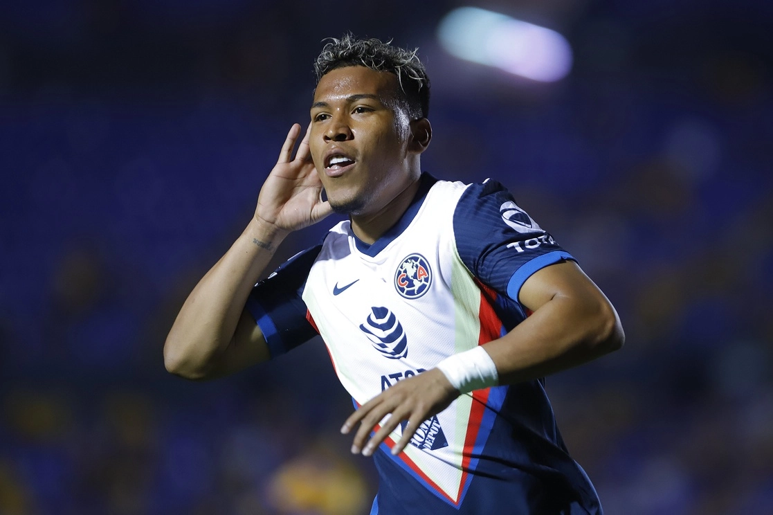 Roger Martínez del América anotó dos de los tres goles de su equipo. Foto Jam Media