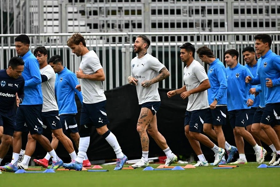 Los Rayados, liderados por la experiencia del internacional español Sergio Ramos (al centro), enfrentan hoy al Urawa Reds japonés con la esperanza de que una combinación de resultados los ponga en la siguiente ronda. Foto