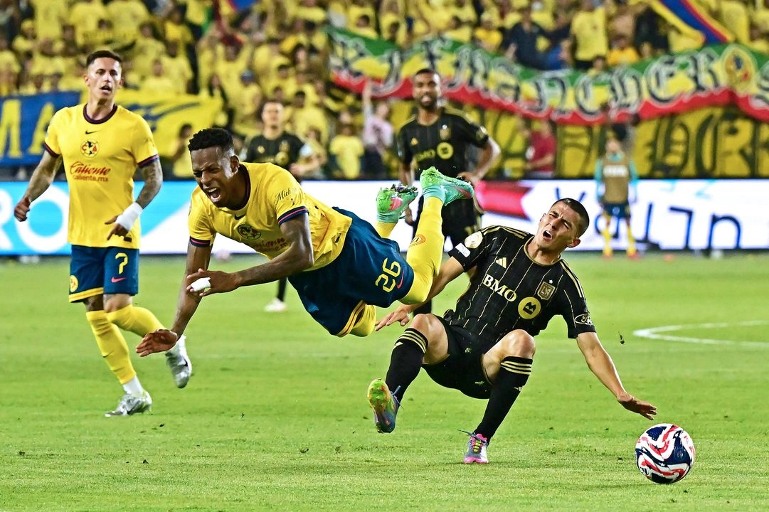 Cristian Borja lucha por el balón con el defensa del LAFC, Sergi Palencia, durante un partido por el último puesto en la Copa Mundial de Clubes de la FIFA 2025, el 31 de mayo de 2025. Foto