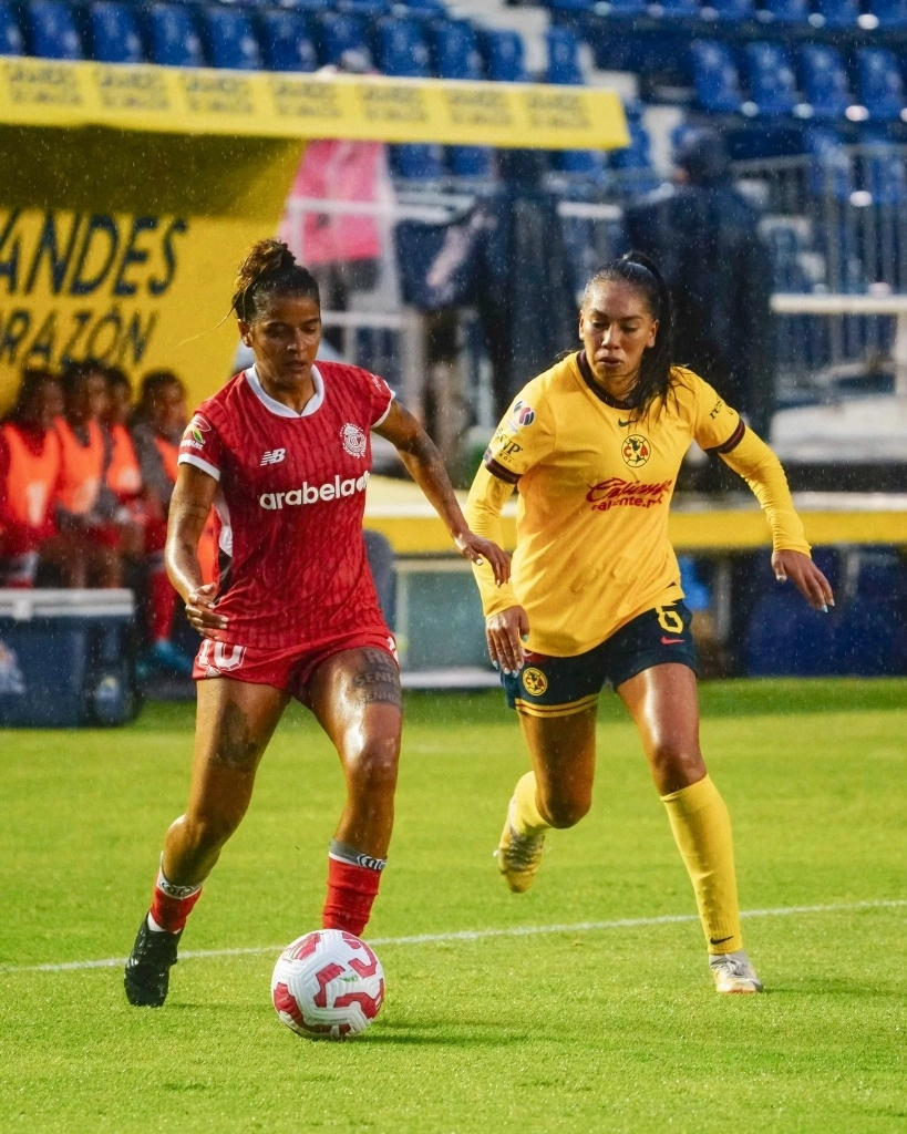 Con un duelo aún pendiente, las de Coapa sumaron así su primer punto y se ubicaron en el lugar 13 de la competencia. El Toluca, en cambio, llegó a cuatro unidades en el séptimo puesto. Foto @AmericaFemenil


