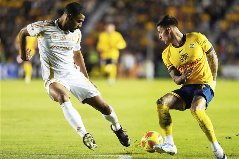 El uruguayo Brian Rodríguez, quien enfrenta la marcación de Joaquim Pereira, lideró con un doblete la ofensiva americanista en la victoria por 3-0 de las Águilas.