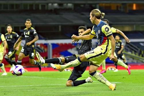Sebastián Córdova (17) hizo un doblete ayer en el estadio Azteca.Foto portal Liga Mx