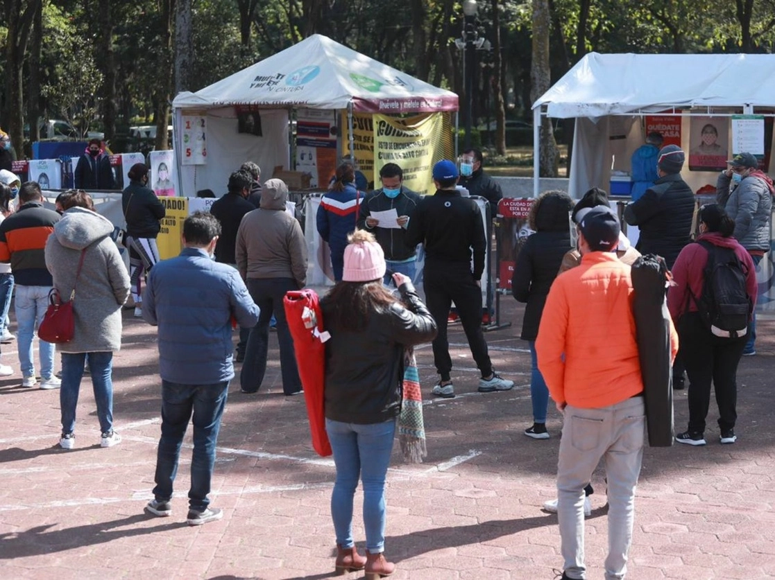 Ciudadanos esperan sus resultados de las pruebas de detección de Covid-19 en el macro quiosco ubicado sobre la explanada de la alcaldía Benito Juárez, Ciudad de México, el 20 de enero de 2021. Foto Luis Castillo