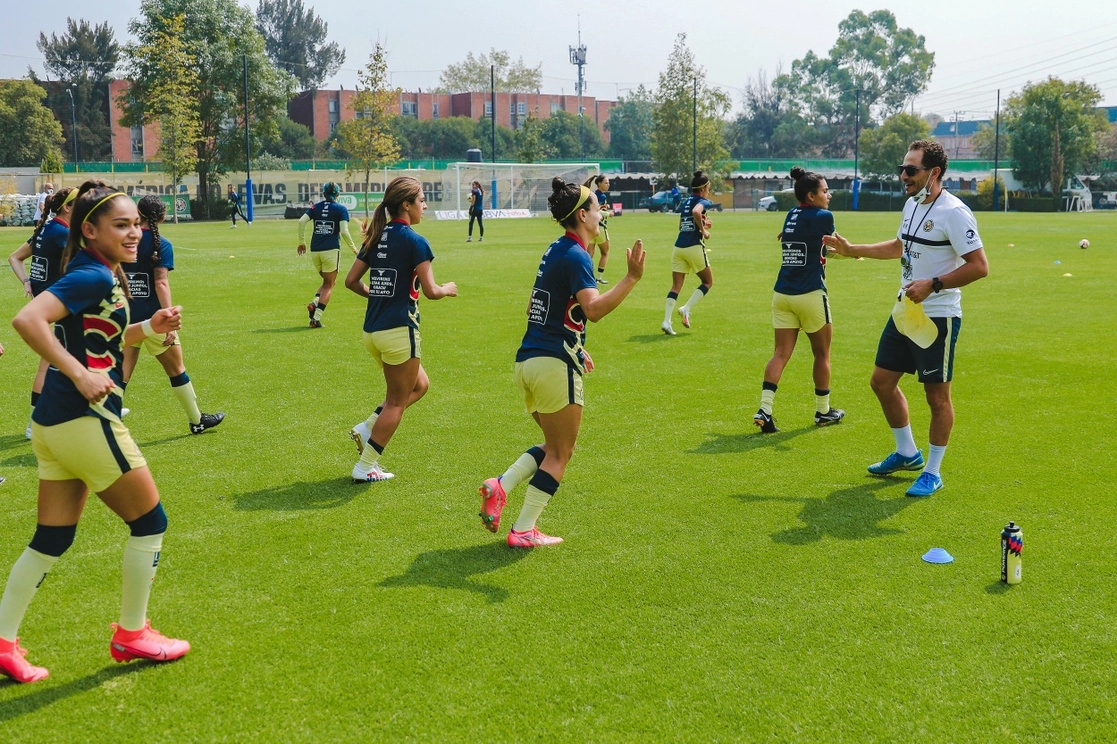 América femenil calienta en las instalaciones de Coapa previo al duelo contra Cruz Azul. Foto Tomada del Twitter @AmericaFemenil