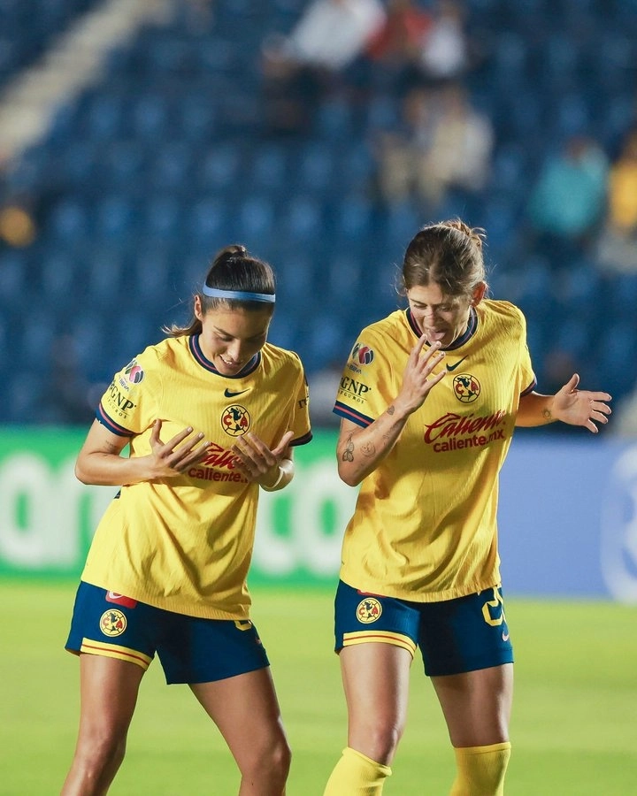 Jugadoras de las Águilas celebran el tercer tanto de su escuadra. Foto América Femenil