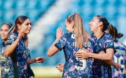 Las capitalinas confirmaron su dominio sobre las felinas pues han salido victoriosas en cinco de sus últimos enfrentamientos. Foto @AmericaFemenil  