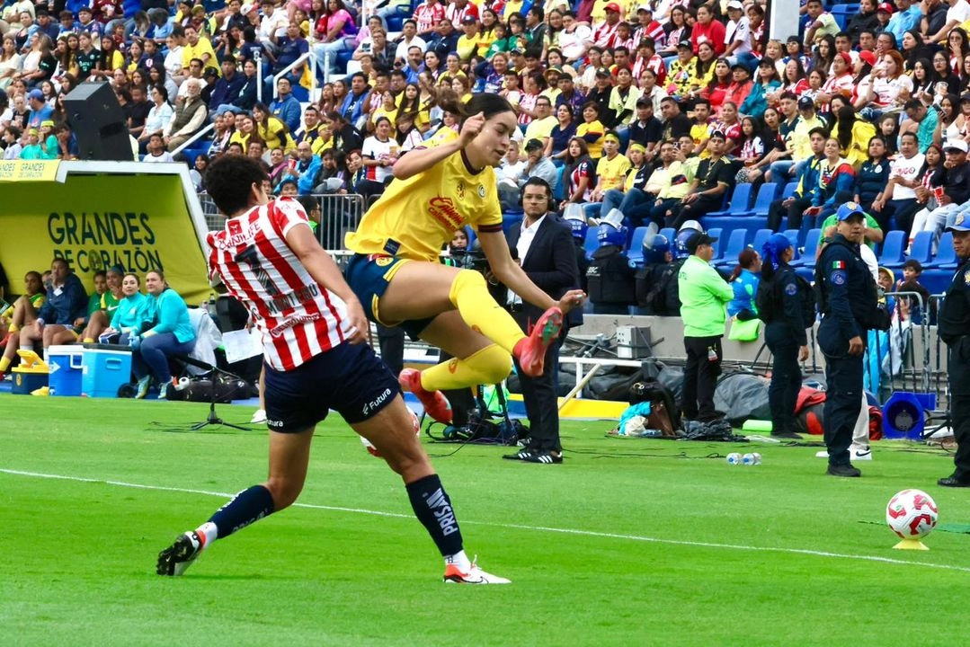 En la imagen se observan aspectos del festejo del segundo Gol de la jugadora del América Montse Saldívar durante el partido de semifinales femenil entre el América VS Chivas en el estadio Ciudad de los deportes en la CDMX. 