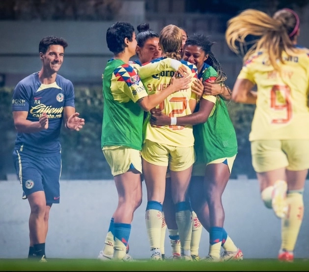 Apenas rodó el balón y Katty Martínez mandó un potente disparo que puso a prueba a la arquera Cecilia Santiago. Foto @AmericaFemenil