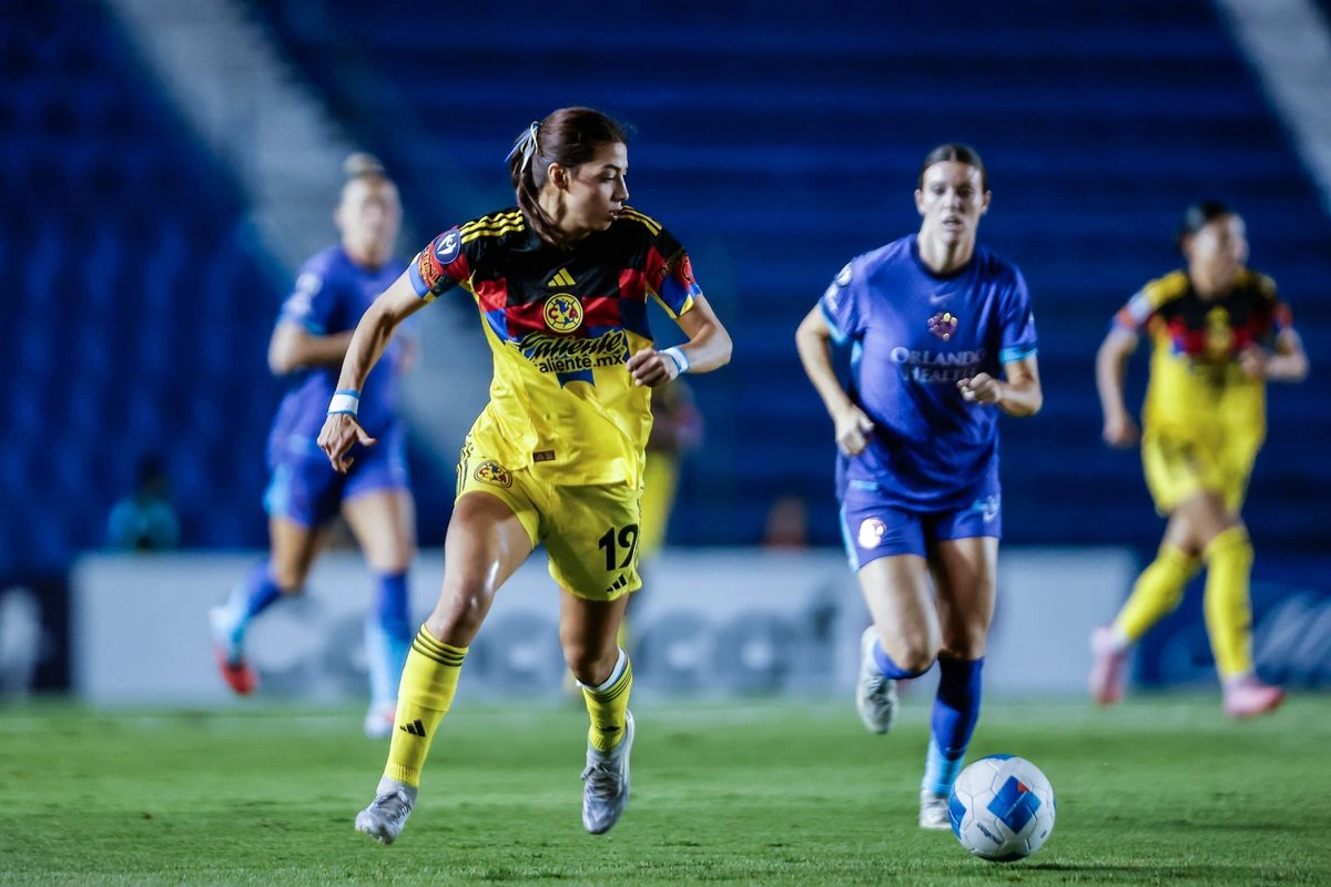 Una de las jugadas del encuentro deportivo del América y el Orlando Pride en el estadio Ciudad de los Deportes. Foto