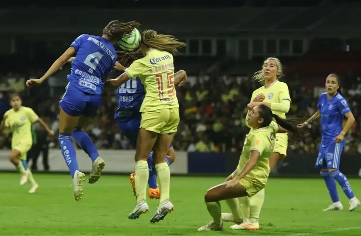 Jugadoras buscan el dominio del esférico durante el partido. Foto María Luisa Severiano