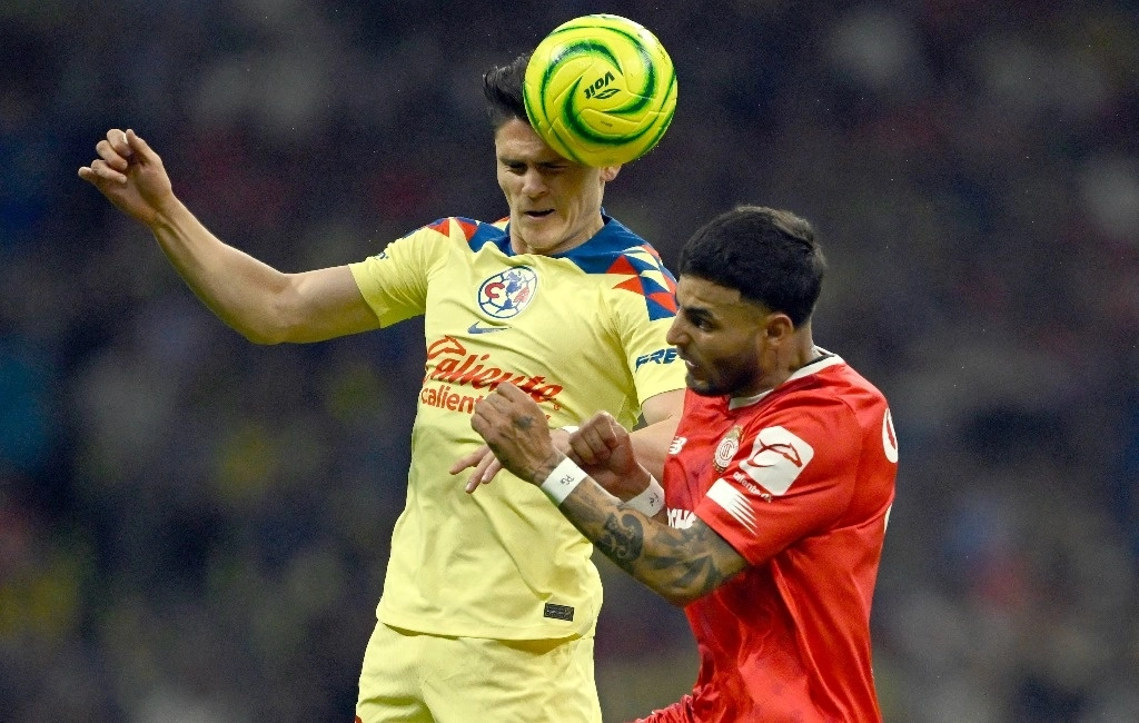 El defensor del América Israel Reyes (L) y el delantero del Toluca Alexis Vega luchan por el balón durante el torneo de fútbol Clausura mexicano 2024 entre el América y el Toluca en el estadio Azteca de la Ciudad de México el 13 de abril de 2024. Foto Afp