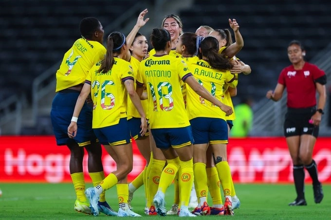 Jugadoras del América festejan una anotación durante el encuentro. Foto tomada de la cuenta de X @LigaBBVAFemenil
