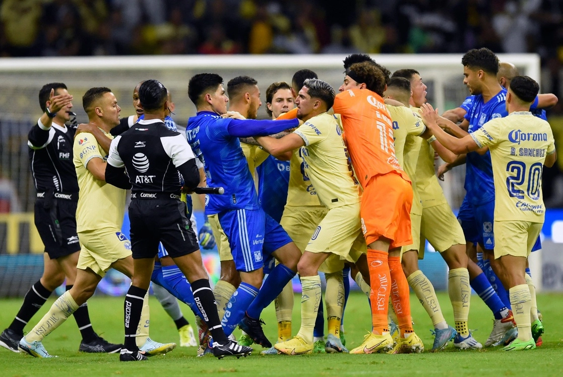 En una de las jugadas del partido los ánimos se encendieron pero el árbitro logró contener la violencia. Foto Afp