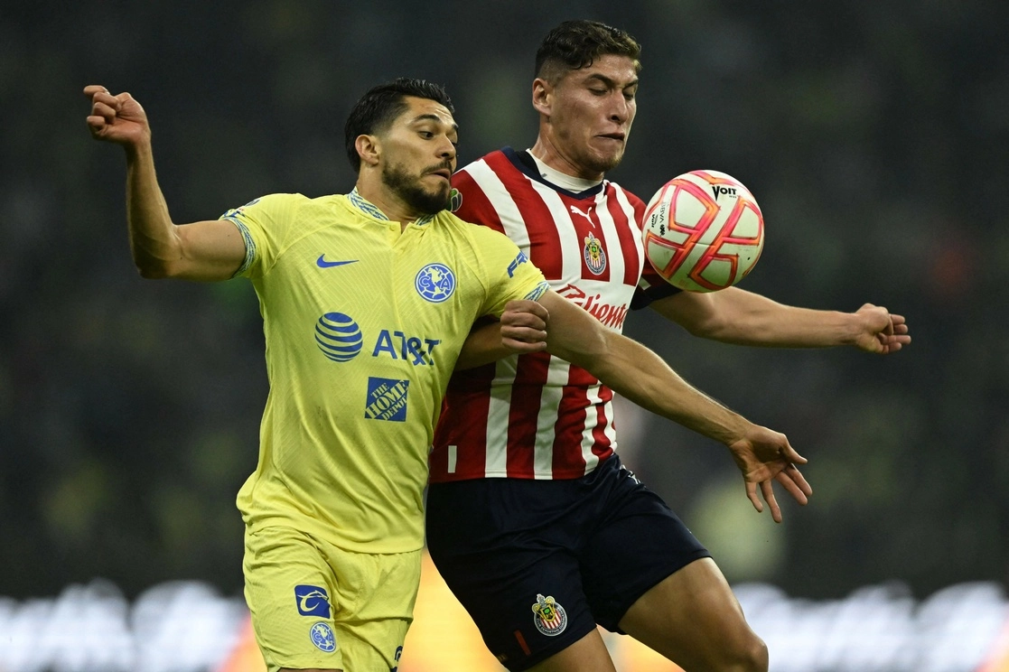 Henry Martín, quien soporta la marca del rojiblanco Luis Olivas, llegó a 10 goles en el torneo luego de marcar, de penal, el primer tanto americanista. Foto Afp 