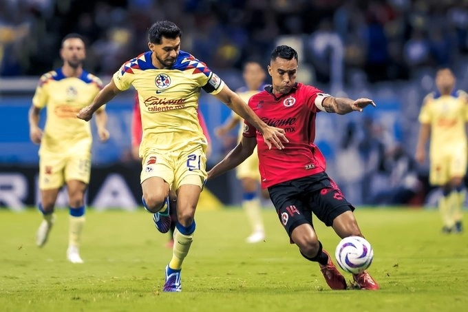 Una de las jugadas del encuentro deportivo. Foto Club América