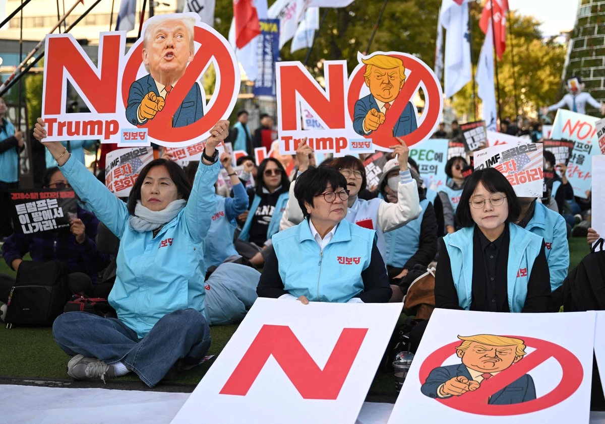 Manifestantes surcoreanos protestan contra la visita del mandatario estadunidense, Donald Trump, al foro de Cooperación Económica Asia-Pacífico celebrada en Gyeongju. Imagen del 29 de octubre de 2025. Foto 