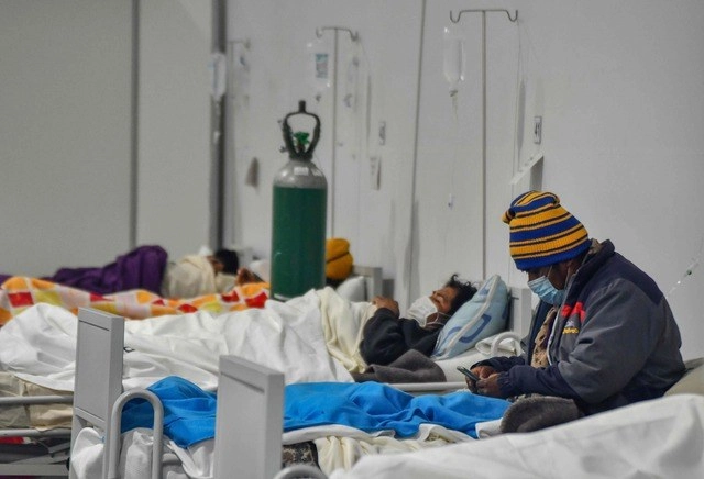 Pacientes con Covid-19 son atendidos en el hospital regional Honorio Delgado, en Arequipa, Perú. Foto Afp