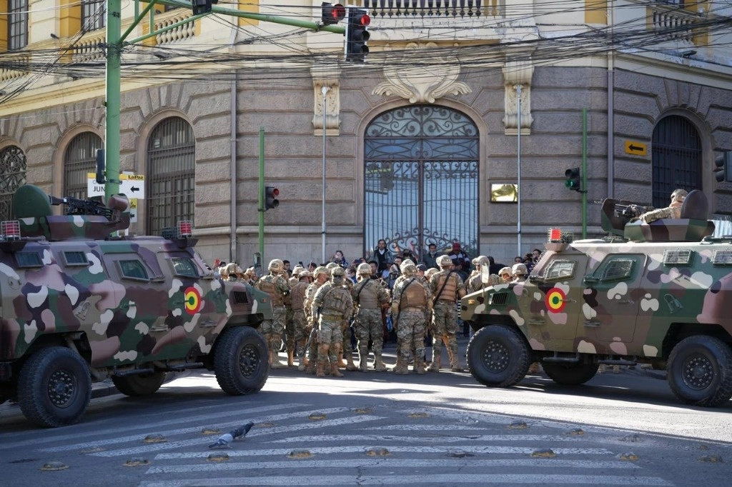 Militares rodean el Palacio de Gobierno de Bolivia, en La Paz, el 26 de junio de 2024. Foto 'La Jornada'