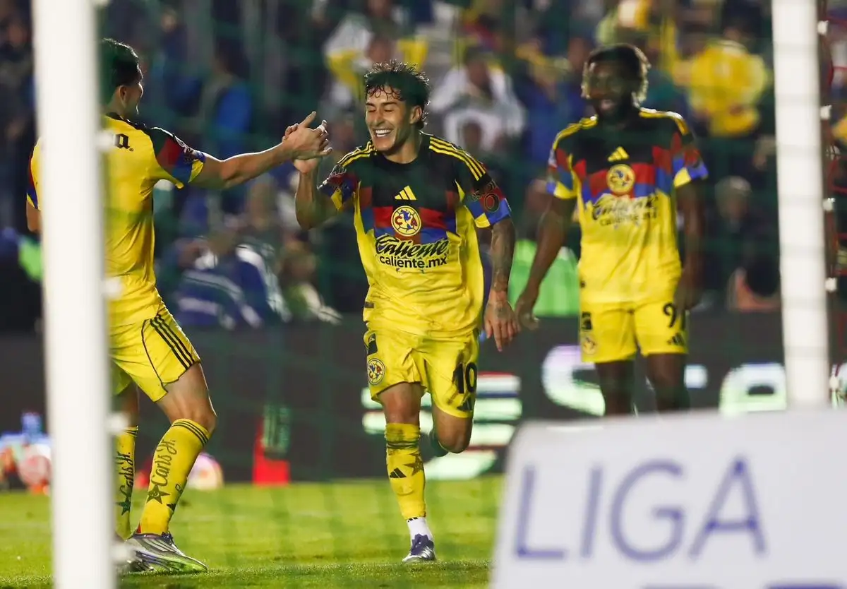 Alejandro Zendejas, autor de los tantos más celebrados por los más de 30 mil asistentes (73 y 83, de penal) sentenció la victoria por goleada. Foto