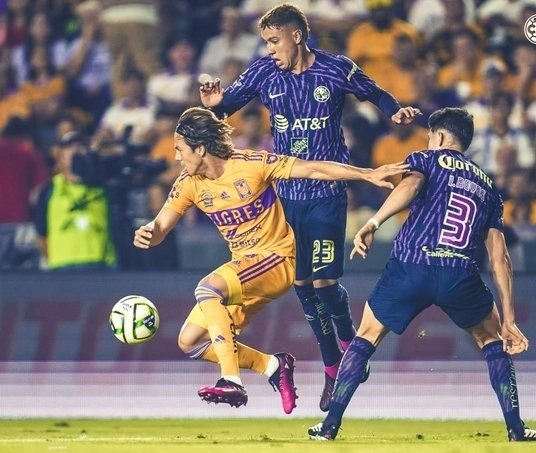 Una de las jugadas del encuentro. Foto Club América