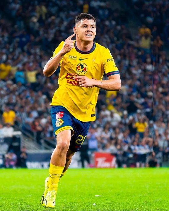 Durante su estancia en el América, club al que llegó en el torneo Apertura 2019, Sánchez conquistó cinco títulos: tres de liga, uno de Campeón de Campeones y una Supercopa de la Liga Mx.