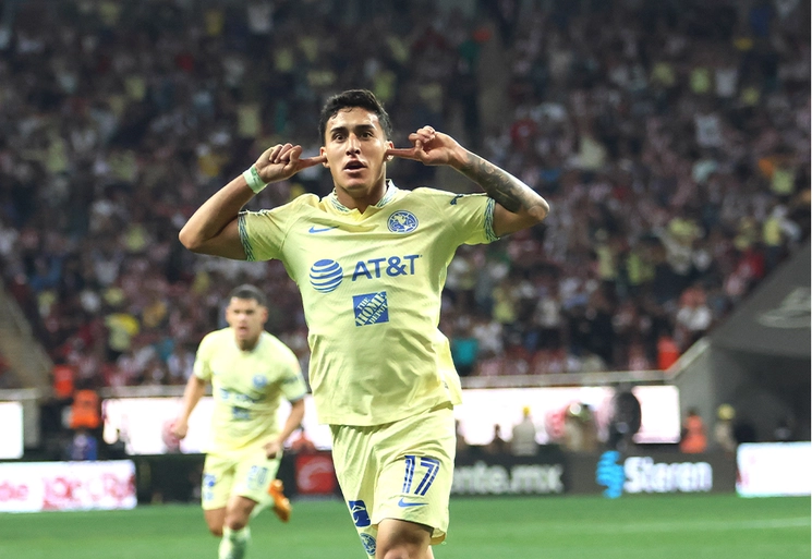 Alejandro Zendejas festeja su anotación durante el encuentro. Foto Liga MX