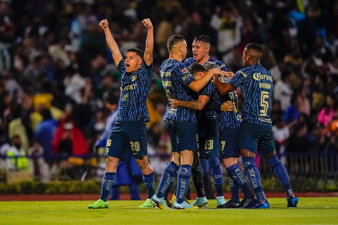 Jugadores del América celebran la anotación de Alejandro Zendejas. Foto Ap