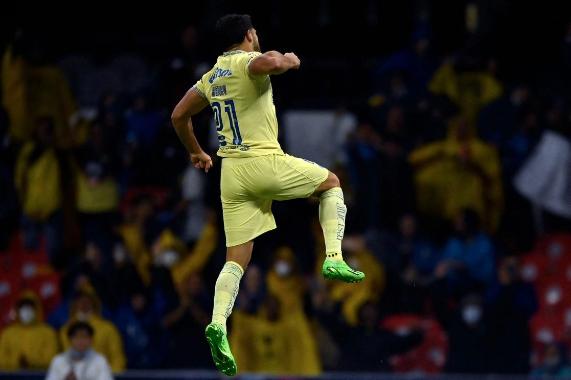 Henry Martín celebra una de sus anotaciones durante el encuentro deportivo. Foto Afp