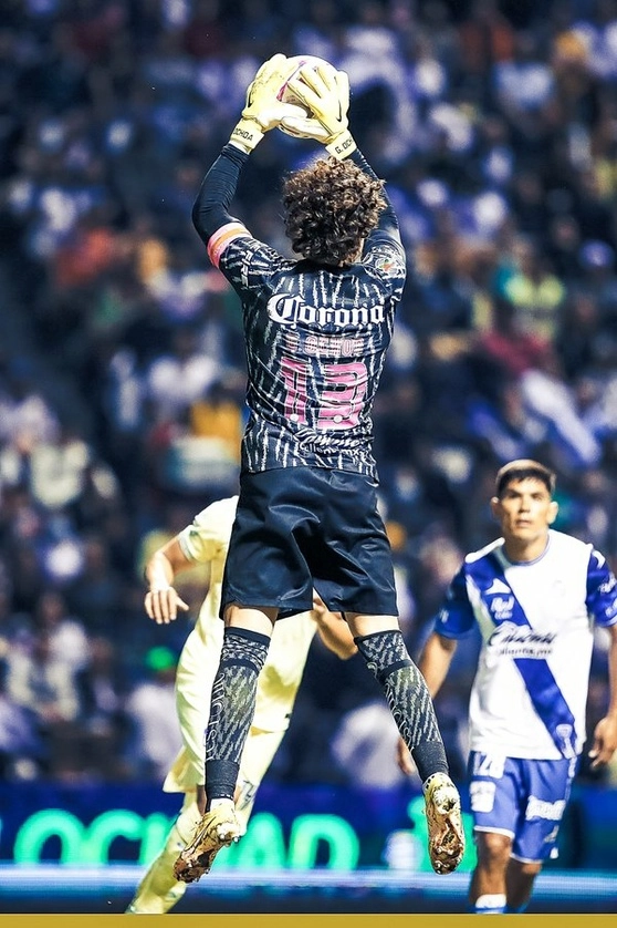 Guillermo Ochoa en una de las atajadas del encuentro. Foto Club América