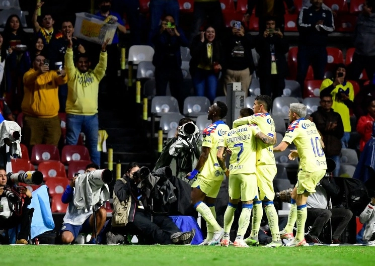 Jugadores del América celebran con su afición el gol del triunfo ante el Necaxa. Foto Afp