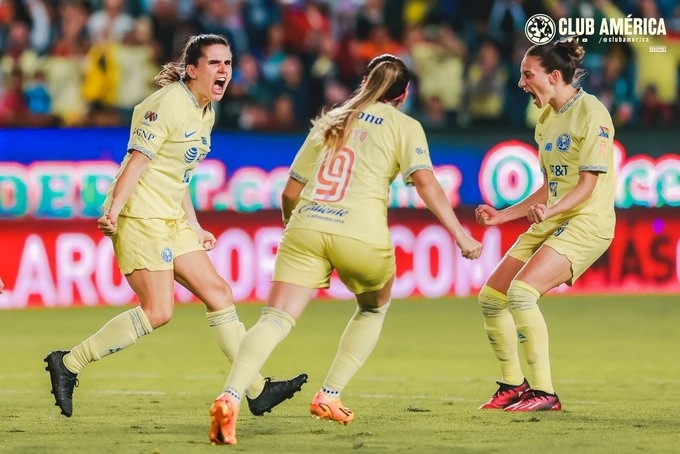 Jugadoras de América Femenil festejan una anotación durante el encuentro. Foto tomada de la cuenta de Twitter @AmericaFemenil