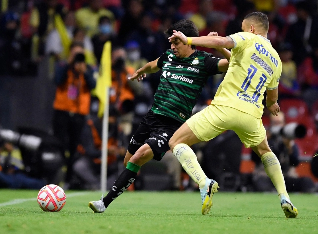 Una de las jugadas del encuentro. Foto Afp